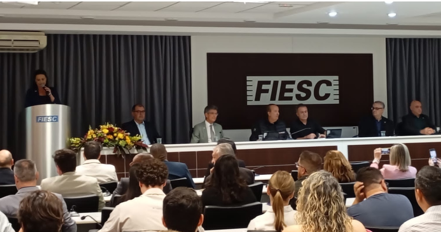 Senge-SC participa de aula inaugural de curso para qualificar engenheiros do Estado